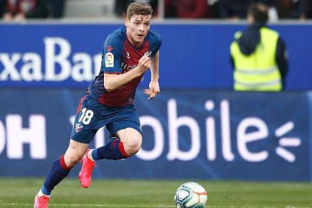 Das Mittelfeld-Talent sammelt beim spanischen Zweitligisten wichtige Spielpraxis, steht beim BVB aber noch bis 2022 unter Ve...
