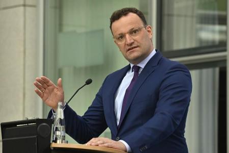 Gesundheitsminister Spahn gegen schnelle Rückkehr von Zuschauern in Bundesligastadien Gesundheitsminister Spahn gegen schnelle Rückkehr von Zuschauern in Bundesligastadien