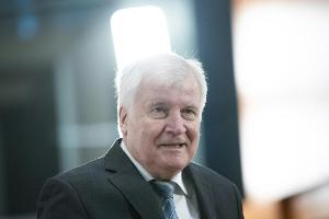 Seehofer will Ende der Geisterspiele: "An konstruktiven Lösungen arbeiten"