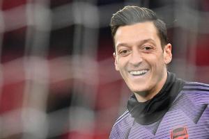 England: Özil will Gehalt des Arsenal-Maskottchens zahlen