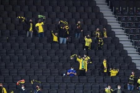 Belohnung für einsamen S04-Derby-Fan: Riether überreicht Trikot Belohnung für einsamen S04-Derby-Fan: Riether überreicht Trikot