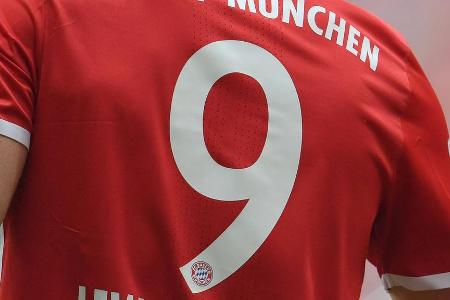 Vor 25 Jahren - erstmals in der Saison 1995/1996 - wurden in der Bundesliga feste Rückennummern eingeführt. Der 'kicker' hat... Vor 25 Jahren - erstmals in der Saison 1995/1996 - wurden in der Bundesliga feste Rückennummern eingeführt. Der 'kicker' hat...
