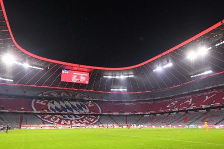 Bundesliga-Eröffnungsspiel Bayern gegen Schalke vor 7500 Fans Bundesliga-Eröffnungsspiel Bayern gegen Schalke vor 7500 Fans