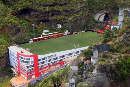 Das Estadio Silvestre Carrillo in Santa Cruz de La Palma liegt nicht einfach nur am, sondern fast schon im Hang. Die schmuck... Das Estadio Silvestre Carrillo in Santa Cruz de La Palma liegt nicht einfach nur am, sondern fast schon im Hang. Die schmuck...