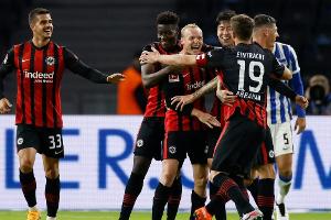 Bärenstarke Frankfurter schockieren Hertha: Sprung an die Tabellenspitze