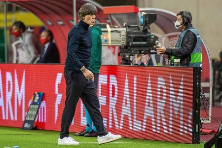 Spätestens nach der peinlichen 0:6-Klatsche gegen Spanien steht Bundestrainer Joachim Löw mit dem Rücken zur Wand. Deutschla... Spätestens nach der peinlichen 0:6-Klatsche gegen Spanien steht Bundestrainer Joachim Löw mit dem Rücken zur Wand. Deutschla...