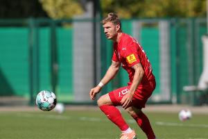 Zwei Eigentore: Kiel klettert auf Platz eins