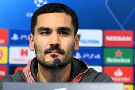 Charity: Gündogan im Videochat mit Erkrankten Charity: Gündogan im Videochat mit Erkrankten