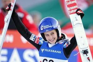 Milzriss: Skispringerin Pinkelnig notoperiert 