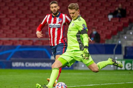 Wenige der Atlético-Schüsse kamen auf seinen Kasten, Nübel bestand alle Prüfungen souverän. Offenbarte Schwächen beim Heraus...