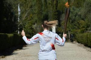 Olympischer Fackellauf mit Abstandsregeln und Zuschauern - Start am 25. März