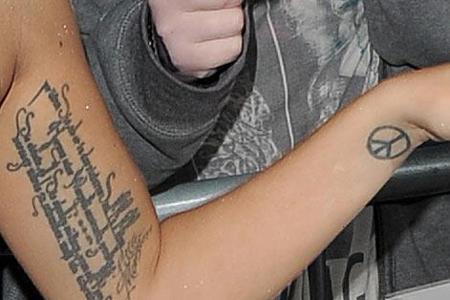 wenn20627920-gaga-tattoo.jpg