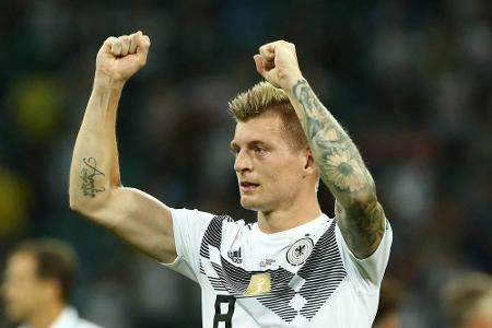 Auf Rang 2 der DFB-Spieler und Platz 11 insgesamt folgen Toni Kroos rund 35 Millionen Fans auf Instagram, Facebook und Twitt...