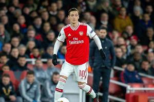 Özil bei Fenerbahce-Sieg als Glücksbringer auf der Tribüne