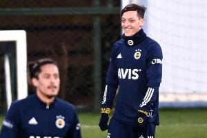 "Besonderer Spieler": Fener-Legenden heißen Özil willkommen
