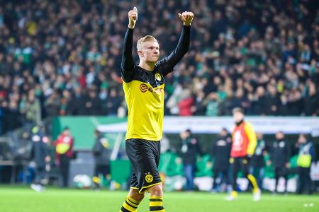 Der Angreifer ist der erste Spieler des BVB überhaupt, der bei seinem Debüt in der Bundesliga, im DFB-Pokal und in der Champ... Der Angreifer ist der erste Spieler des BVB überhaupt, der bei seinem Debüt in der Bundesliga, im DFB-Pokal und in der Champ...