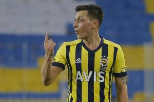 Özil feiert Startelf-Debüt für Fener und Tabellenführung