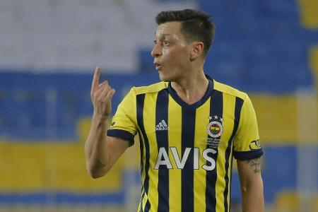 Özil feiert Startelf-Debüt für Fener und Tabellenführung Özil feiert Startelf-Debüt für Fener und Tabellenführung