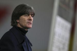 Löw bleibt bei Anreise nach Leverkusen auf der Autobahn liegen