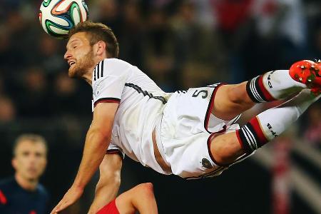 Besonders in Erinnerung ist sein Tanz vor dem WM-Pokal in Rio de Janeiro. Wechselte 2016 zum FC Arsenal, spielte in der Nati...