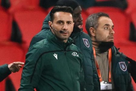 Nach Rassismus-Eklat in Paris: UEFA eröffnet Verfahren gegen zwei Schiedsrichter Nach Rassismus-Eklat in Paris: UEFA eröffnet Verfahren gegen zwei Schiedsrichter
