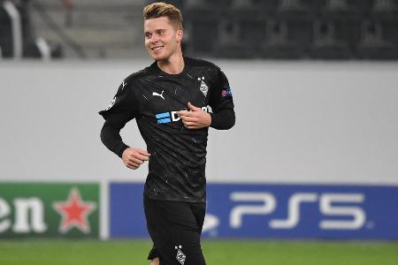 Fand mit Bensebaini anfangs eine gute Raumaufteilung. Half dem Mitspieler regelmäßig nach Kräften. Sammelte zudem viele wich...