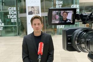 Sonderrolle Fußball: Kühnert fordert Entschuldigung von Flick