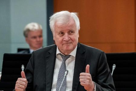 Seehofer gratuliert Bach und sagt Seehofer gratuliert Bach und sagt
