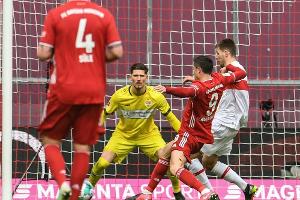 In Unterzahl: Dreierpacker Lewandowski schießt VfB ab