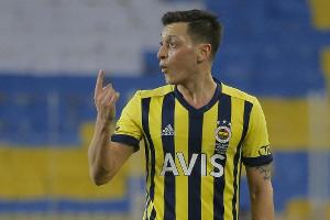 Fenerbahce verpasst Sieg: Özil angeschlagen ausgewechselt