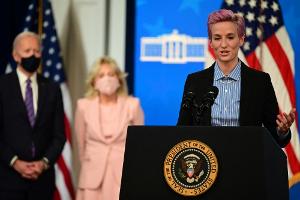 Besuch bei Präsident Biden: Rapinoe wirbt für Lohngleichheit
