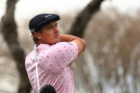 Quer über den See: DeChambeau schlägt Ball 370 Yards weit Quer über den See: DeChambeau schlägt Ball 370 Yards weit