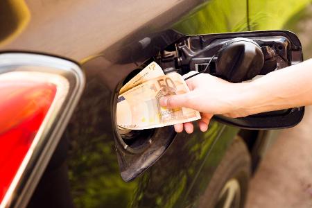 Geld im Autotank Geld im Autotank