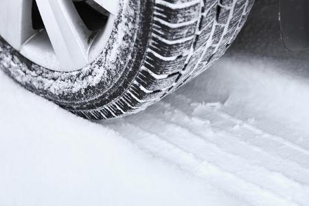 Winterreifen im Schnee Winterreifen im Schnee