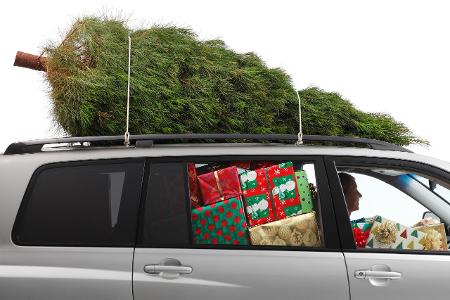Weihnachtsbaum auf dem Autodach Weihnachtsbaum auf dem Autodach