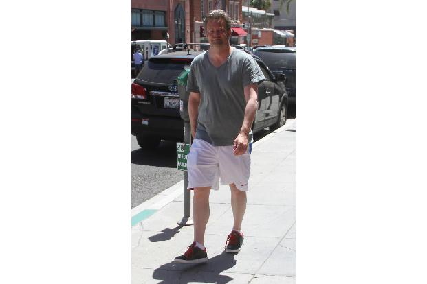 Ach du Schreck! Wer ist denn dieser verlotterte Typ auf den Straßen von Los Angeles? Erst bei genauerem Hinsehen erkennt man...