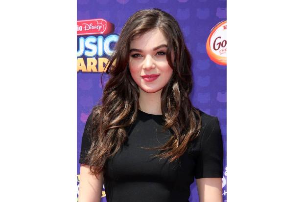 ...kann man übrigens auch von dieser jungen Dame behaupten. Hailee Steinfeld ist heute nicht nur angesagtes It-Girl, sie kan...