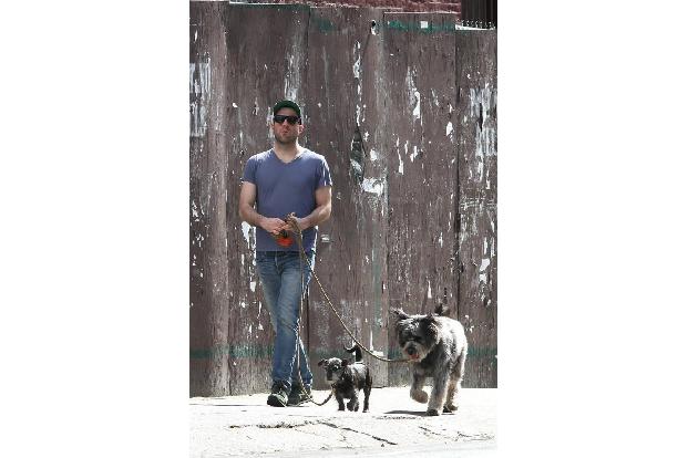 ...stets alle erforderlichen Hunde-Utensilien dabei. Wenn Bello nämlich sein 'Geschäft' erledigt, sollt man auch etwas zur H...