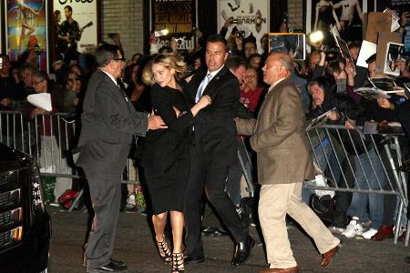 ...der ganze Rummel um sie doch zu viel ist und die Paparazzi sowie Fans zu sehr an ihren Nerven zerren? Schade wäre es irge...