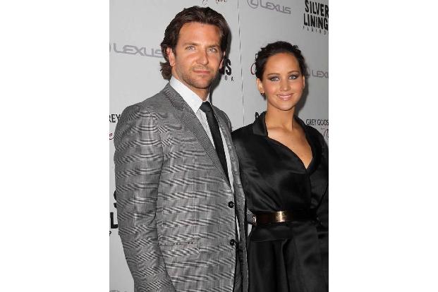 ...durfte sie einen Goldjungen für 'Silver Linings' mit nach Hause nehmen, wo sie an der Seite von Bradley Cooper brillierte...