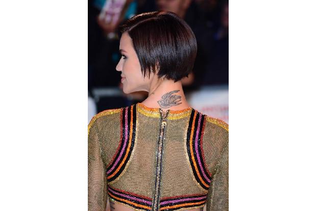 Schauspielerin und Model Ruby Rose zieren etliche Tattoos am ganzen Körper. Auf ihrem Nacken prangt eine große Schwalbe - ei...