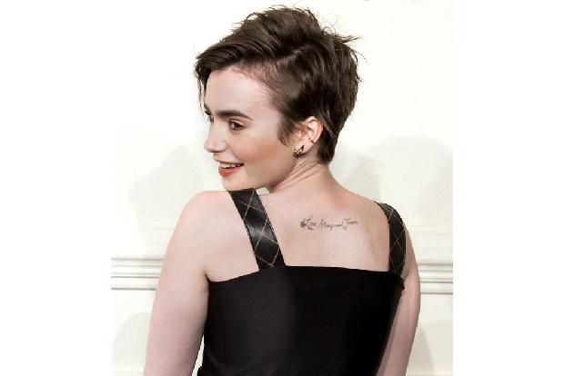 ...tiefer befindet sich Lily Collins' Tattoo. 'Love Always And Forever' steht da, also 'Liebe für immer und ewig'. Für immer...