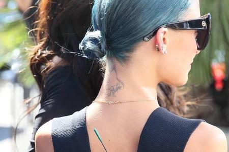 ...wird wohl auch Nicole Richies Tattoo auf ihrem Nacken bleiben. Zu erkennen sind da eine kleine rote Schleife und ihr Nach...