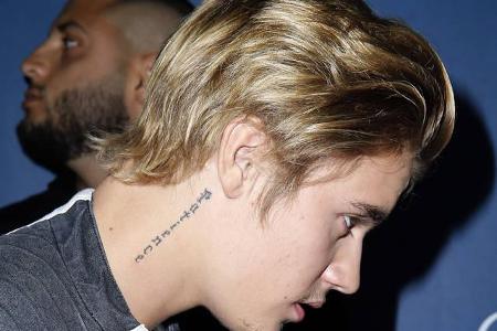 ...Justin Bieber seine Tätowierung irgendwann durch eine lange Haarmähne überdecken, braucht er Geduld - wie gut, dass das e...