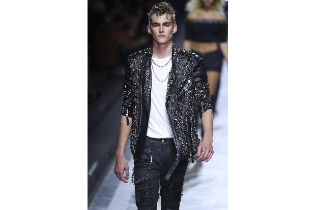 ...Kaias Bruder Presley Gerber nun ebenfalls seine ersten Schritte auf den Laufstegen dieser Welt macht. Da stellt sich die ...