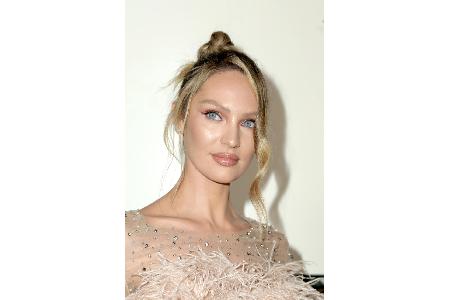 LOS ANGELES - NOV 15 Candice Swanepoel at the REVOLVEawards... LOS ANGELES - NOV 15 Candice Swanepoel at the REVOLVEawards...