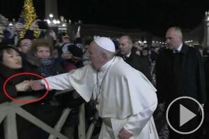 Video: Papst Franziskus schlägt aufdringlicher Anhängerin auf die Hand