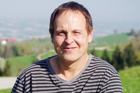 In Oberösterreich lebt Bauer Leopold (48). Gemeinsam mit seinen Eltern bewirtschaftet der Kuhbauer 20 Hektar Grünland und kü...