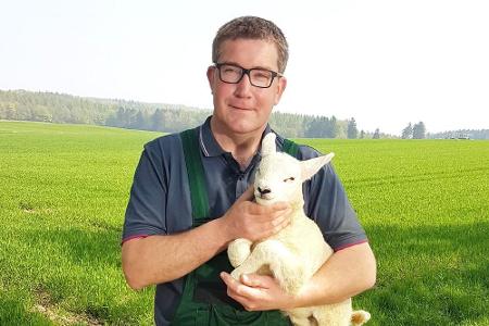 Dirk (40) aus dem Sauerland ist ein angestellter Bauer in einem Milchvieh- und Schweinemastbetrieb und Schäfer. Er ist seit ...