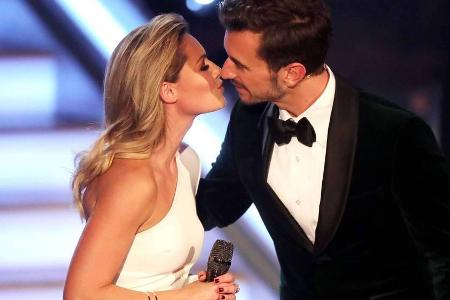 Seit dem Jahr 2008 sind Schlagersängerin Helene Fischer und Moderator Florian Silbereisen ein Paar. Wie glücklich sie sind, ... Seit dem Jahr 2008 sind Schlagersängerin Helene Fischer und Moderator Florian Silbereisen ein Paar. Wie glücklich sie sind, ...